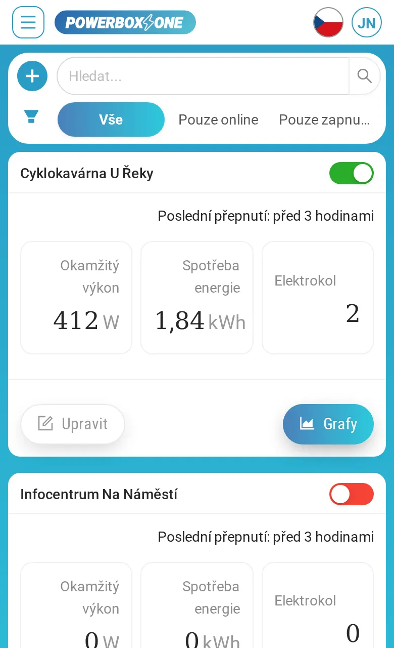 Přehled stanic v Powerbox.cloud na mobilu: vyhledávání, filtr a karty stanic s výkonem, spotřebou a počtem kol