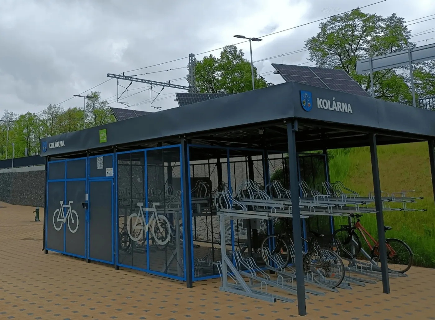 Kolárna Cyklosafe Lite od Ecoprogress se stanicí Powerbox a solárními panely